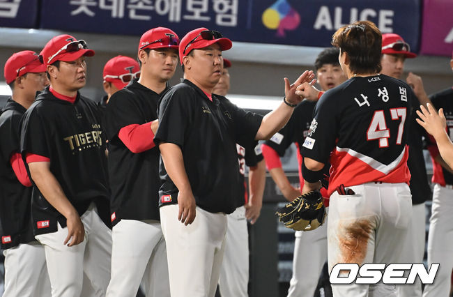 [OSEN=부산, 이석우 기자] 7일 부산 사직야구장에서 2025 신한 SOL 뱅크 KBO 리그 롯데 자이언츠와 KIA 타이거즈의 경기가 열렸다. 홈팀 롯데는 이민석이, 방문팀 KIA는 양현종이 선발 출전했다.KIA 타이거즈 이범호 감독이 롯데 자이언츠에 6-5로 승리한 후 나성범과 기쁨을 나누고 있다. 2025.08.07 / foto0307@osen.co.kr