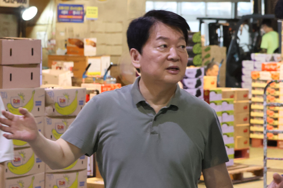 국민의힘 안철수 당대표 후보가 6일 대구농수산물도매시장을 방문해 폭염 및 폭우 피해 상황을 살펴보고 있다. 사진 안철수 후보 측