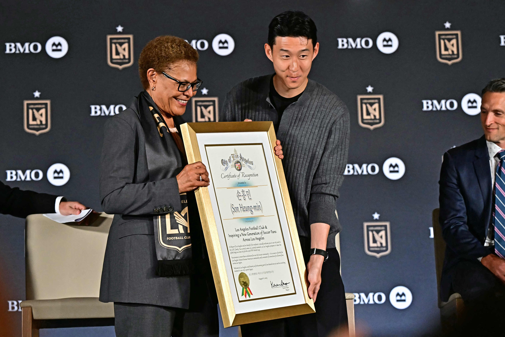 LAFC 입단식에서 참석한 손흥민(오른쪽). [AFP=연합뉴스]