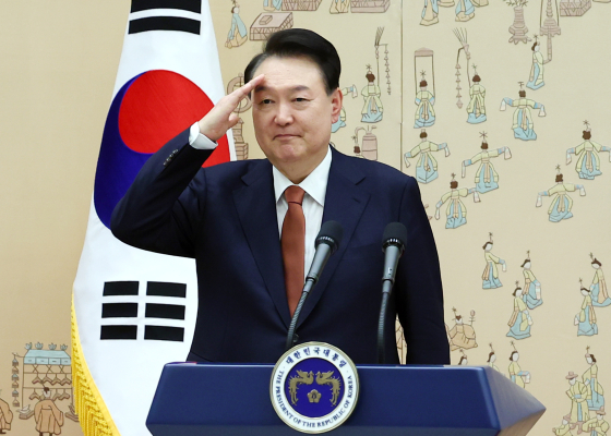 윤석열 전 대통령이 지난해 4월 27일 서울 용산 대통령실 청사에서 열린 중장 진급·보직 신고 및 삼정검 수치 수여식에서 중장 진급자들로부터 거수경례를 받는 모습. 연합뉴스