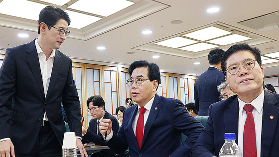  7일 서울 여의도 국회 의원회관에서 국민의힘 정책위원회, 국민의힘 법제사법위원회 주최로 열린 '검수완박 시즌2, 공소청 및 중수청 법안 무엇이 문제인가?' 토론회에서 송언석 비상대책위원장 겸 원내대표가 주진우 의원과 대화하고 있다. 연합뉴스
