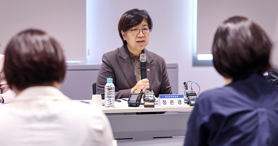 정은경 보건복지부 장관이 7일 오후 서울 강남구 삼성생명 일원동 빌딩에서 열린 '환자·소비자단체 현장 간담회'에서 모두발언을 하고 있다. 뉴스1