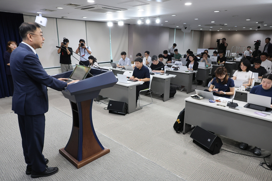 송상훈 과학기술정보통신부 정보통신정책실장이 4일 서울 종로구 정부서울청사에서 독자 AI 파운데이션 모델 프로젝트 정예팀 선정 결과를 브리핑하고 있다. 사진 연합뉴스