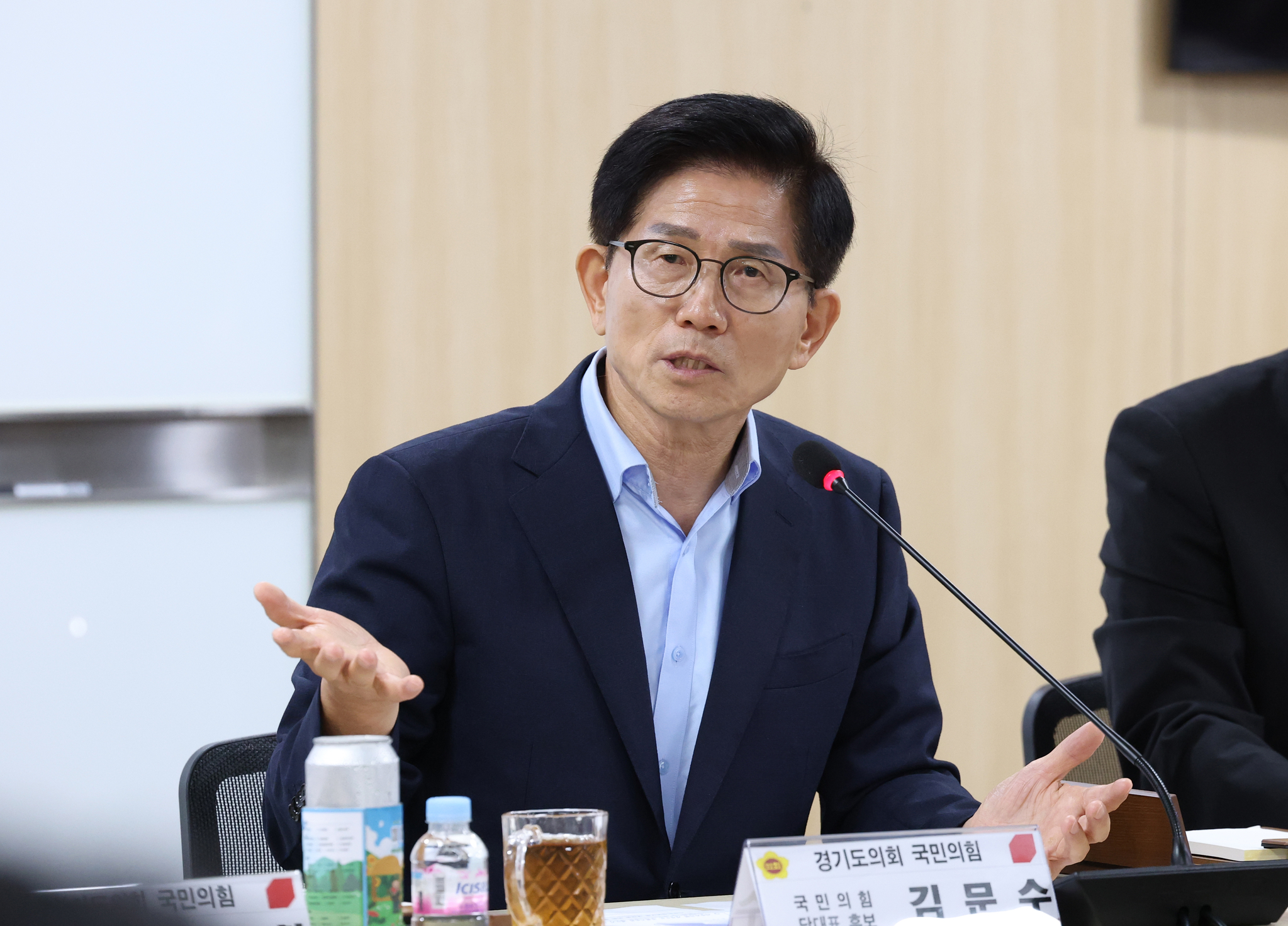 김문수 국민의힘 당대표 후보가 지난 6일 오후 경기 수원시 영통구 경기도의회 중회의실에서 열린 당대표 후보 초청 간담회에 참석해 인사말을 하고 있다. 뉴스1