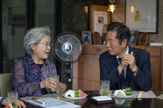 정청래 더불어민주당 대표가 7일 경남 김해시 봉하마을 노무현 전 대통령 사저를 예방해 권양숙 여사와 대화를 하고 있다. 뉴스1