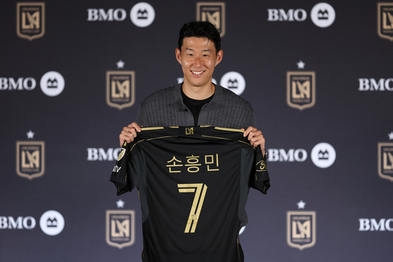 LAFC 유니폼을 든 손흥민. 연합뉴스