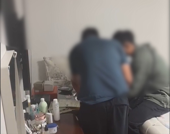 경찰이 피의자 A씨의 주거지에서 압수수색영장 집행하고 있다. 사진 경기남부경찰청