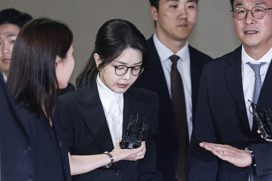 김건희 여사가 지난 6일 오후 서울 종로구 KT 광화문빌딩 웨스트에 마련된 민중기 특별검사 사무실에서 조사를 마친 뒤 차량으로 이동하고 있다. 김경록 기자