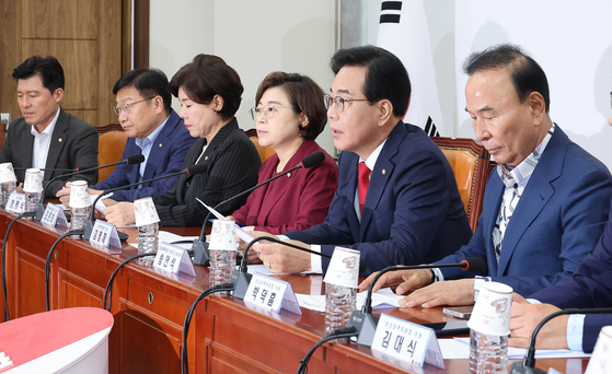 송언석 국민의힘 비상대책위원장 겸 원내대표(오른쪽 둘째)가 7일 국회에서 열린 비상대책회의에서 모두발언을 하고 있다. 임현동 기자