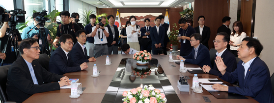 구윤철 부총리 겸 기획재정부 장관이 7일 서울 중구 남대문로 한국은행에서 이창용 한은 총재를 만나 대화를 나누고 있다. 연합뉴스