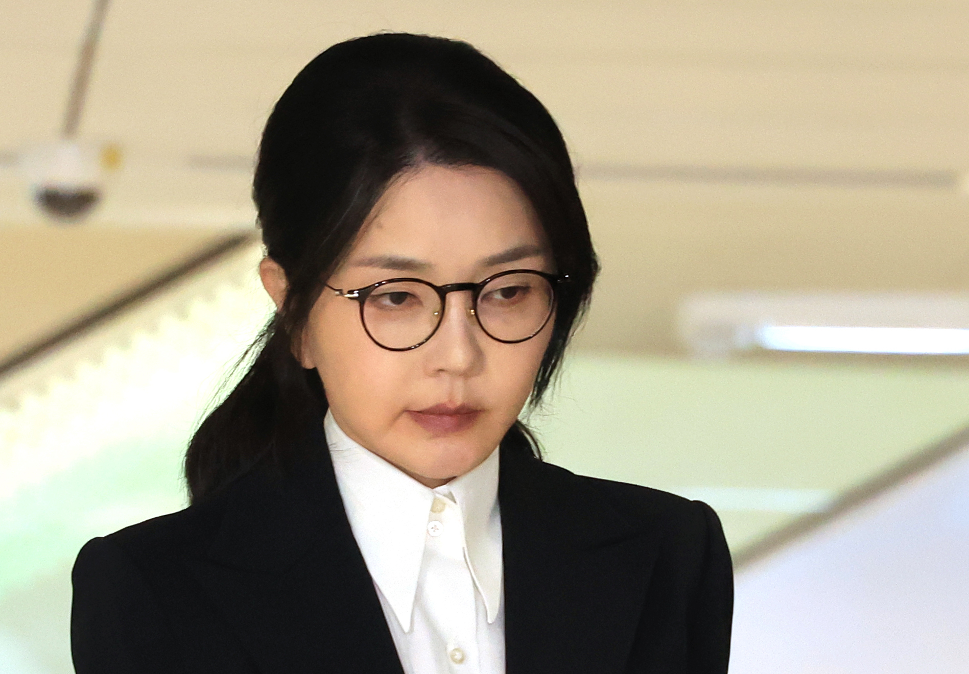 윤석열 전 대통령 부인 김건희 여사가 지난 6일 서울 종로구 KT광화문빌딩 웨스트에 마련된 민중기 특별검사팀에서 피의자 신분으로 조사를 받고 귀가하고 있다. 연합뉴스