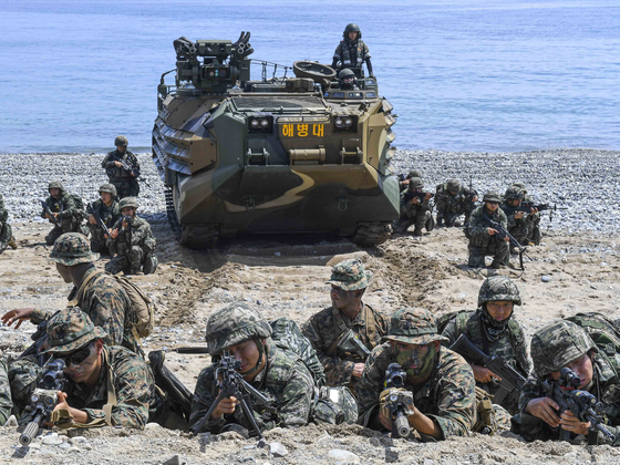한·미 해병대 장병들이 연합 상륙훈련에서 해상돌격 후 하차전투를 하며 후속상륙을 위한 경계를 실시하고 있다. 해병대