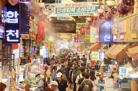 부산 부산진구 부전시장에 상인회에서 내건 '민생회복 소비쿠폰 환영' 펼침막과 쿨링 포그가 방문객들을 맞이하고 있다. [연합뉴스]