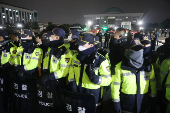 윤석열 전 대통령이 비상계엄을 지난해 12월 3일 서울 여의도 국회 정문 앞에 경찰병력이 출입을 통제하는 모습. 뉴스1