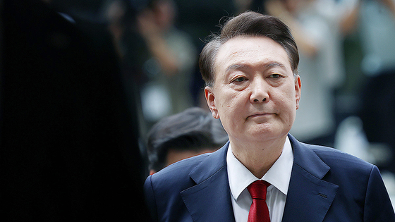  12·3 비상계엄과 관련해 특검의 수사를 받는 윤석열 전 대통령이 두 번째 구속 전 피의자심문(영장실질심사)를 받기 위해 지난달 9일 오후 서울 서초구 중앙지방법원으로 출석하고 있다. 뉴스1
