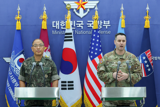 이성준 합동참모본부 공보실장(왼쪽)과 라이언 도널드 유엔사·연합사·주한미군사 공보실장이 7일 서울 용산구 국방부 브리핑룸에서 2025년 을지 자유의 방패(UFS) 연습 한미 공동브리핑을 하고 있다. 사진 국방부 공동취재단, 연합뉴스