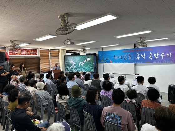 지난달 26일 제주시 한림읍 귀덕2리 한수풀해녀학교에서 진행된 '해녀삼춘, 폭싹 속았수다' 해녀은퇴식에서 김성근 한수풀해녀학교장(어촌계장)이 축사를 하고 있다.. 최충일 기자