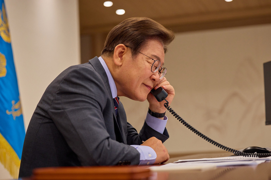 이재명 대통령이 지난 6월 12일 서울 용산구 대통령실 청사 집무실에서 르엉 끄엉 베트남 국가주석과 전화 통화를 하고 있다. 사진 대통령실