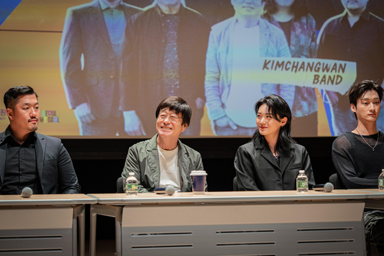 6일(현지시간) 미국 뉴욕 맨해튼 소재 뉴욕한국문화원에서 열린 기자간담회에 참석한 'K-뮤직 나이트' 콘서트 공연진. 왼쪽부터 먼데이필링의 리더 이안, 김창완, 터치드 보컬 윤민, 터치드 드럼 김승빈. 사진 뉴욕한국문화원