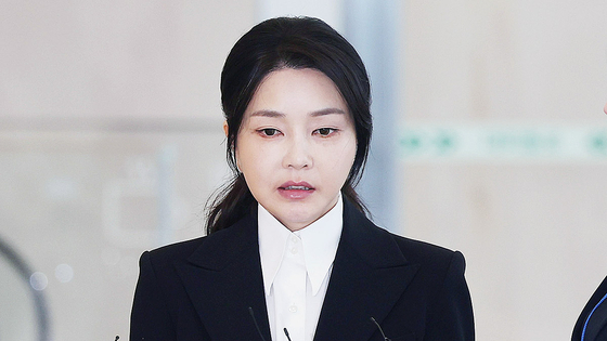  윤석열 전 대통령 부인 김건희 여사가 지난 6일 서울 종로구에 마련된 민중기 특별검사팀 사무실에 피의자 신분으로 출석해 입장을 밝히고 있다. 김경록 기자