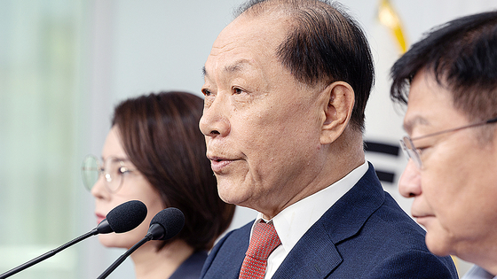  황우여 국민의힘 선거관리위원장이 7일 서울 여의도 국민의힘 당사에서 당대표 및 최고위원 후보자 예비경선 여론조사 결과발표를 하고 있다. 이날 발표에 따라 국민의힘 8·22 전당대회 당대표 본경선에 김문수·안철수·장동혁·조경태(가나다 순) 후보가 진출했다. 주진우 후보는 예비경선(컷오프)을 통과하지 못하고 탈락했다. 뉴스1