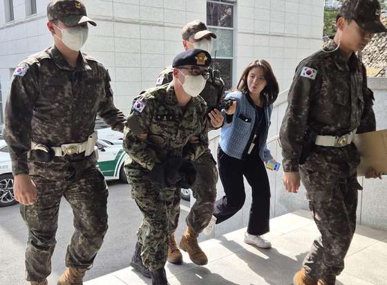 곽종근 전 육군 특수전사령관이 지난 3월 26일 서울 용산구 군사법원에서 열린 내란 중요 임무 종사 혐의 관련 재판에 출석하기 위해 법정으로 향하고 있다. 연합뉴스