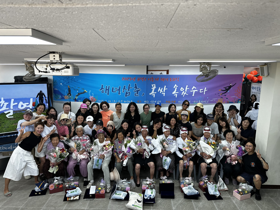 지난달 26일 제주시 한림읍 귀덕2리 한수풀해녀학교에서 진행된 '해녀삼춘, 폭싹 속았수다' 해녀은퇴식. 최충일 기자