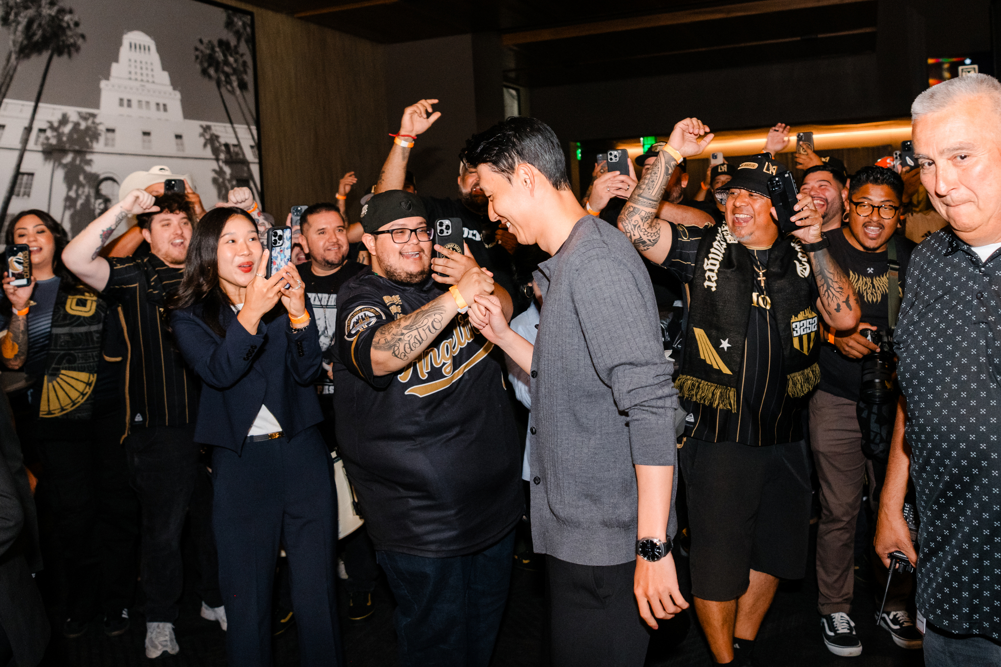 LAFC 팬들에게 인사하는 손흥민. [사진 LAFC]