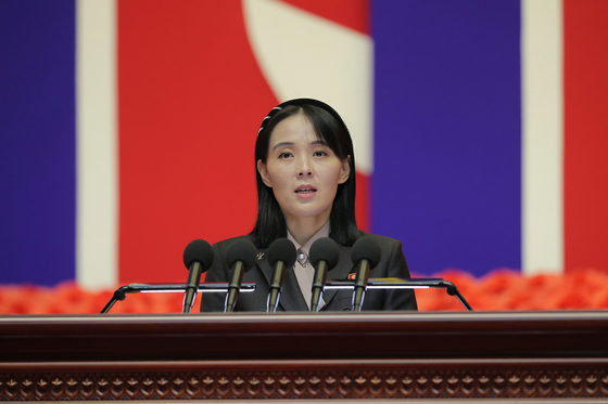 김여정 북한 노동당 부부장은 최근 담화에서 미국과의 비핵화 협상에 선을 그으면서도 김정은과 도널드 트럼프 미국 대통령의 개인적 친분을 언급하며 다른 주제에 대한 대화 가능성을 시사했다. 뉴스1