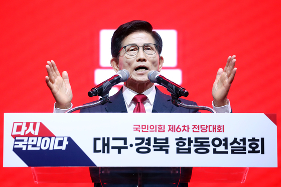 김문수 국민의힘 당 대표 후보가 8일 오후 대구 북구 엑스코에서 열린 국민의힘 제6차 전당대회 대구·경북 합동연설회에서 정견발표를 하고 있다. 뉴스1