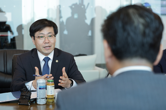 여한구 산업통상자원부 통상교섭본부장이 8일 오후 서울 여의도 주한미국상공회의소(암참)에서 열린 간담회에서 제임스 김 암참 회장과 대화하고 있다. 뉴스1