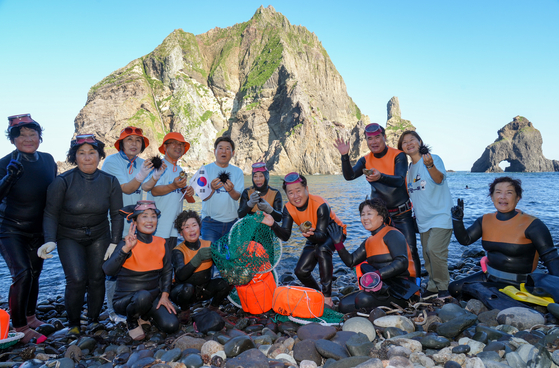 8일 오전 제주 해녀들과 울릉 해녀 등 10여명이 독도 몽돌해안 앞에서 물질 시연을 한 후 독도에서 기념 사진을 찍고 있다. 제주도 제공