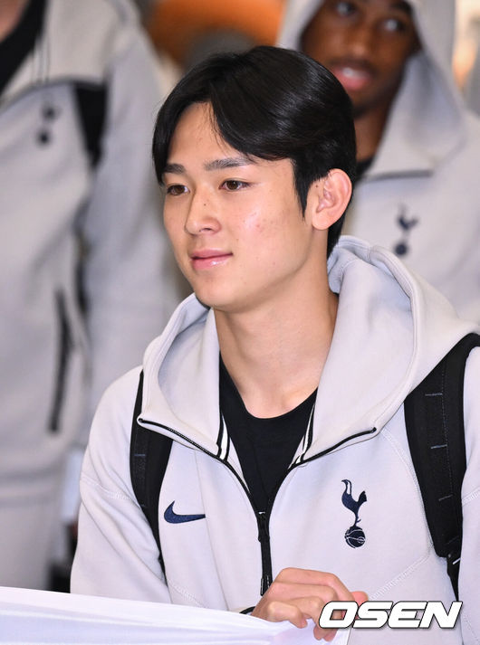 [OSEN=인천공항, 조은정 기자]토트넘 선수단이 1일 오후 인천국제공항을 통해 입국했다. 토트넘은 오는 3일 서울월드컵경기장에서 뉴캐슬(잉글랜드)과 2025 쿠팡플레이 시리즈 2경기를 치른다.토트넘 양민혁이 태극기를 들고 기념 촬영을 하고 있다.2025.08.01 /cej@osen.co.kr