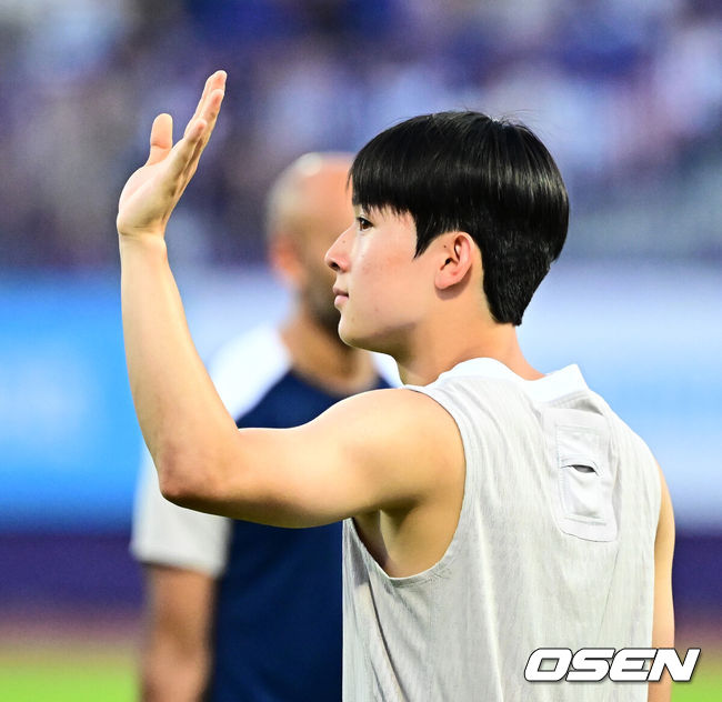 [OSEN=안양, 지형준 기자] 2일 오후 안양종합운동장에서‘2025쿠팡플레이 시리즈’ 토트넘 훗스퍼 오픈 트레이닝이 열렸다.이날 오전에 열린 기자회견에서 손흥민은 토트넘과 이별을 발표했다. 토트넘은 3일 오후 8시 서울월드컵경기장에서 쿠팡플레이 시리즈 2차전 뉴캐슬 유나이티드와 친선 경기를 가진다. 손흥민의 토트넘 소속 마지막 경기일 수도 있다.토트넘 양민혁이 훈련을 마치고 인사를 하고 있다. 2025.08.02 / jpnews@osen.co.kr