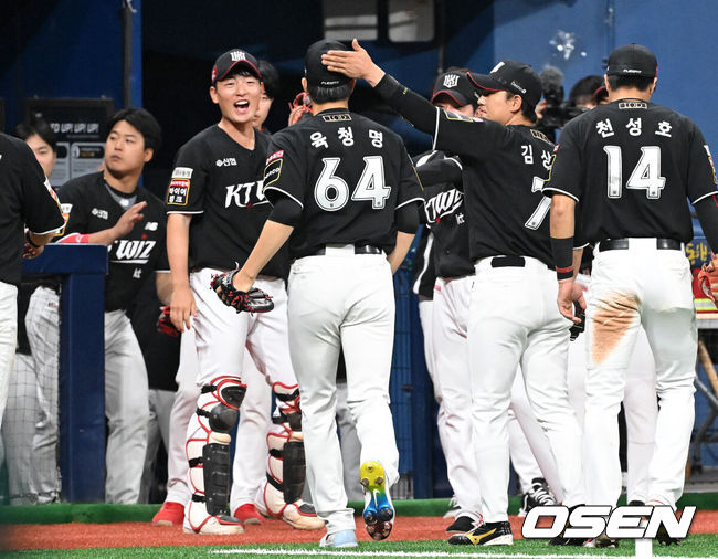 [OSEN=고척, 이대선 기자] 17일 오후 서울 고척스카이돔에서 2024 신한 SOL Bank KBO리그 키움 히어로즈와 KT 위즈의 경기가 열렸다.6연승에 도전하는 키움은 하영민, 연패 사슬을 끊으려는 KT는 우완 신인 육청명을 각각 선발로 올린다.5회말 2사 만루에서 KT 육청명이 키움 이형종을 뜬공으로 처리하며 동료들과 환호하고 있다. 2024.04.17 /sunday@osen.co.kr