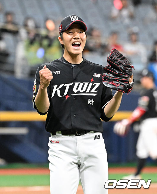 [OSEN=고척, 이대선 기자] 17일 오후 서울 고척스카이돔에서 2024 신한 SOL Bank KBO리그 키움 히어로즈와 KT 위즈의 경기가 열렸다.6연승에 도전하는 키움은 하영민, 연패 사슬을 끊으려는 KT는 우완 신인 육청명을 각각 선발로 올린다.5회말 2사 만루에서 KT 육청명이 키움 이형종을 뜬공으로 처리하며 환호하고 있다. 2024.04.17 /sunday@osen.co.kr