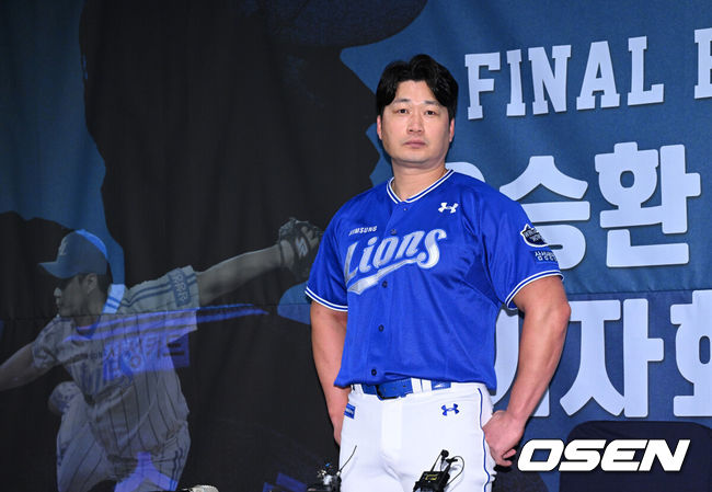 [OSEN=인천, 이대선 기자] 7일 오후 인천 오라카이 송도파크 호텔에서 삼성 라이온즈 오승환 은퇴 기자회견이 열렸다.삼성 구단은 6일 오승환이 올 시즌을 끝으로 은퇴 의사를 밝혔다고 전했다.삼성은 그의 등번호 21번을 영구결번으로 지정하기로 했다. 이는 이만수(22번), 양준혁(10번), 이승엽(36번)에 이어 구단 네 번째다.오승환은 KBO리그 통산 737경기에서 427세이브, 19홀드, 44승 33패, 평균자책점 2.32의 성적을 남겼다.삼성 오승환이 포토타임을 가지고 있다. 2025.08.07 /sunday@osen.co.kr