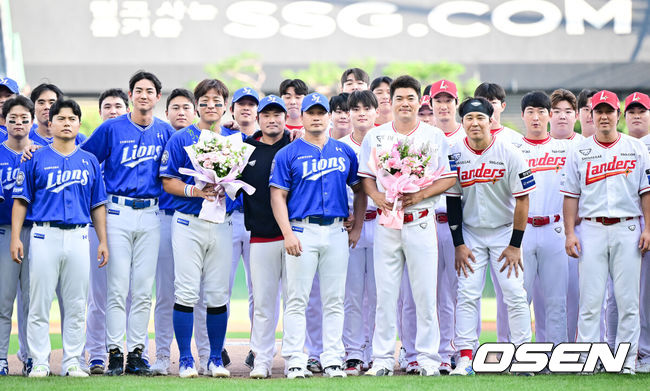 [OSEN=문학, 박준형 기자] 7일 오후 인천 문학 SSG랜더스필드에서 ‘2025 신한 SOL BANK KBO리그’ SSG 랜더스와 삼성 라이온즈의 경기가 진행됐다.이날 SSG은 김광현을, 삼성은 후라도를 선발투수로 내세웠다.경기 앞서 진행된 삼성 오승환 은퇴 기념행사에서 삼성 오승환이 삼성 선수단, SSG 선수단과 함께 포즈를 취하고 있다.   2025.08.07 / soul1014@osen.co.kr