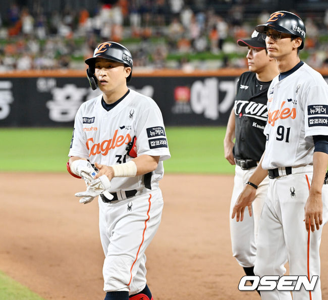 [OSEN=대전, 민경훈 기자] 7일 대전 한화생명볼파크에서 ‘2025 신한 SOL Bank KBO리그’ 한화 이글스와 KT 위즈의 경기가 열렸다.홈팀 한화는 와이스, KT는 고영표를 선발로 내세웠다.8회말 2사 주자 3루 대타로 나온 한화 손아섭이 타석에서 볼넷 출루를 한 후 교체되고 있다. 2025.08.07 / rumi@osen.co.kr