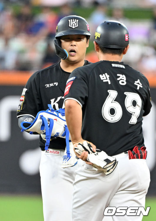 [OSEN=대전, 민경훈 기자] 7일 대전 한화생명볼파크에서 ‘2025 신한 SOL Bank KBO리그’ 한화 이글스와 KT 위즈의 경기가 열렸다.홈팀 한화는 와이스, KT는 고영표를 선발로 내세웠다.3회초 2사 주자 1루 KT 강백호가 우익수 오른쪽 2루타를 때린 후 2루에서 기뻐하고 있다.. 2025.08.07 / rumi@osen.co.kr