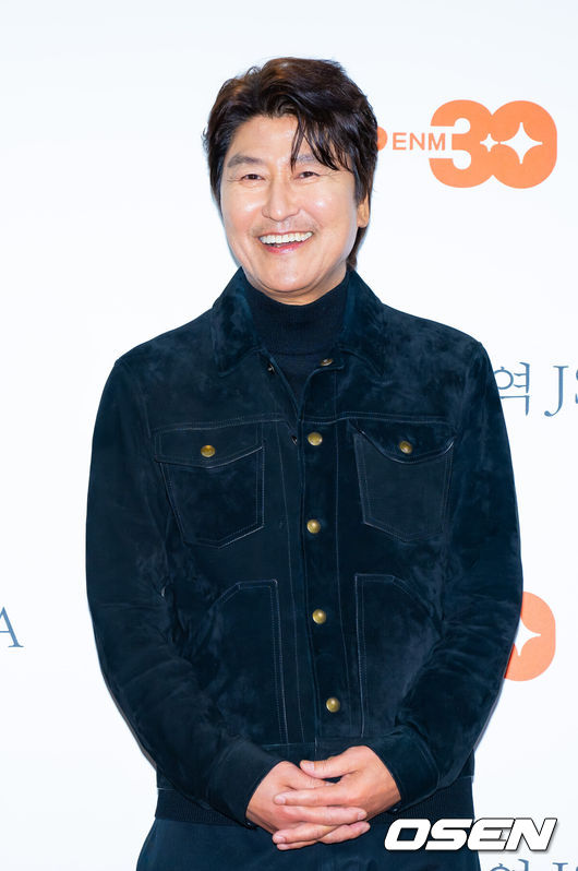 [OSEN=민경훈 기자] 4일 오후 서울 CGV 용산아이파크몰에서 CJ ENM 30주년 기념 비저너리 선정작 홈커밍 GV ‘공동경비구역 JSA’ 포토월 행사가 열렸다.지난 2000년 개봉한 '공동경비구역 JSA'의 박찬욱 감독과 배우 송강호, 이병헌, 이영애, 김태우가 참석해 25년 만에 한자리에 모였다.배우 송강호가 무대 위에서 포토타임을 갖고 있다. 2025.02.04 / rumi@osen.co.kr