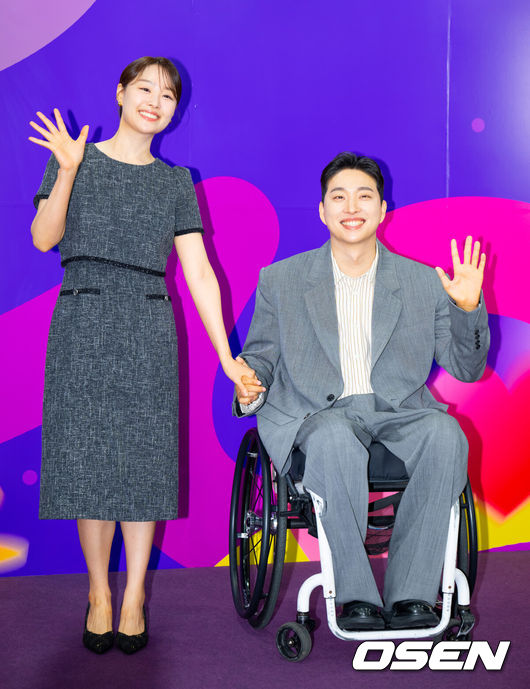 [OSEN=김성락 기자] 17일 오전 서울 중구 서울특별시청에서 ‘2025 서울특별시 홍보대사 위촉식-서울, 빛으로 그리는 꿈 : 동행하는 서울의 빛’ 행사가 열렸다. 이날 위촉식에는 배우 김석훈, 유튜버 박위, 피아니스트 선우예권, 개그맨 엄지윤, 가수 송지은, 엔하이픈, 하츠투하츠가 참석했다. 가수 송지은, 유튜버 박위가 포즈를 취하고 있다. 2025.06.17 / ksl0919@osen.co.kr