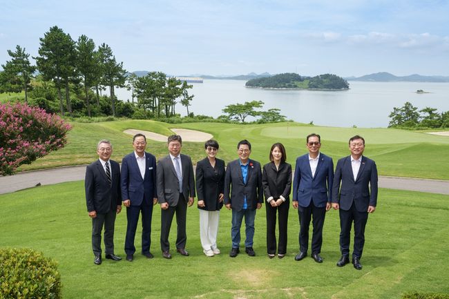 파인비치 허명호 대표, 해남군 명현관 군수, BMW 코리아 고흥범 본부장, BMW 코리아 주양예 본부장, 더불어민주당 박지원 국회의원, LPGA 아시아 서윤정 이사, 보성그룹 고형권 부회장, 전라남도 명창환 행정부지사(왼쪽부터)가 협약식을 갖고 있다. 