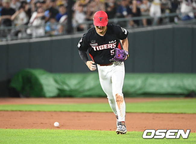 [OSEN=부산, 이석우 기자] 7일 부산 사직야구장에서 2025 신한 SOL 뱅크 KBO 리그 롯데 자이언츠와 KIA 타이거즈의 경기가 열렸다.홈팀 롯데는 이민석이, 방문팀 KIA는 양현종이 선발 출전했다.KIA 타이거즈 김도영이 5회말 무사 1루 롯데 자이언츠 윤동희의 타구를 잡다 부상을 당한 듯 힘들어 하고 있다. 2025.08.07 / foto0307@osen.co.kr