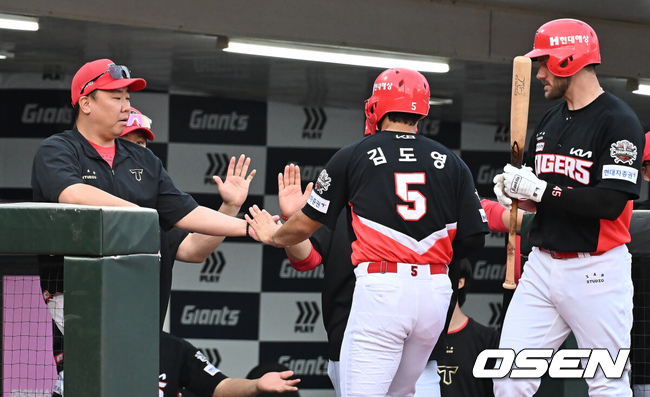 [OSEN=부산, 이석우 기자] 7일 부산 사직야구장에서 2025 신한 SOL 뱅크 KBO 리그 롯데 자이언츠와 KIA 타이거즈의 경기가 열렸다.홈팀 롯데는 이민석이, 방문팀 KIA는 양현종이 선발 출전했다.KIA 타이거즈 김도영이 1회초 2사 1,3루 나성범의 우익수 앞 1타점 안타때 득점을 올리고 이범호 감독의 축하를 받고 있다. 2025.08.07 / foto0307@osen.co.kr
