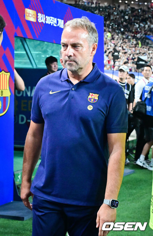 [OSEN=서울월드컵경기장, 박준형 기자] 완패다. 그만큼 라리가 챔피언 FC 바르셀로나가 진지하게 경기에 나서 한국 팬들을 감동시켰다.바르셀로나는31일 오후 8시 서울월드컵경기장에서 K리그1 FC서울과 맞대결서 7-3으로 완승응 거뒀다. 이날 바르셀로나는 주전으로 나선 전반에 3골, 로테이션을 가동한후반에 4골을 넣으면서 남다른 화력을 뽐내면서 한국 팬들에게 강한 인상을 남겼다.경기 앞서 FC바르셀로나 한지 플릭 감독이 벤치로 향하고 있다   2025.07.31 / soul1014@osen.co.kr