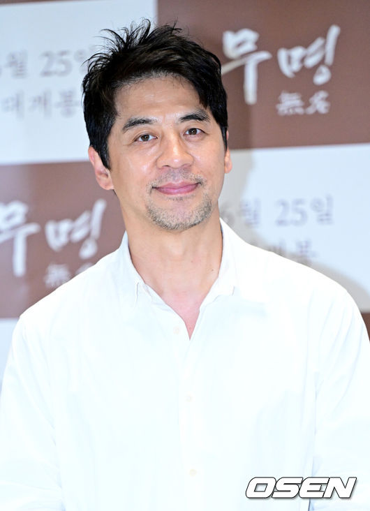 [OSEN=최규한 기자] 16일 오후 서울 신천동 롯데시네마 월드타워에서 영화 ‘무명 無名’(감독 유진주) 포토월 행사가 열렸다.‘무명 無名’은 일제강점기 당시 조선에 복음을 전하기 위해 찾아온 선교사들의 이야기를 담았다.배우 권오중이 포토타임을 하고 있다. 2025.06.16 / dreamer@osen.co.kr