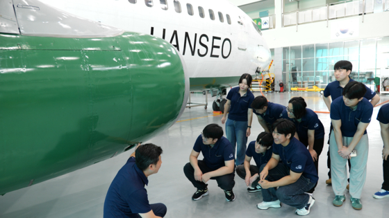 한서대 태안캠퍼스 항공기술교육센터 격납고에서 학생들의 강의를 듣고 있다. 중앙일보 이노베이션랩