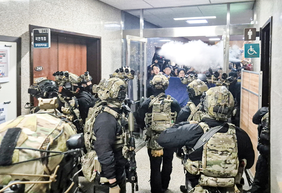 2024년 12월 3일 밤 서울 국회의사당에서 계엄군이 국회 본청으로 진입하고 있다. [연합뉴스]