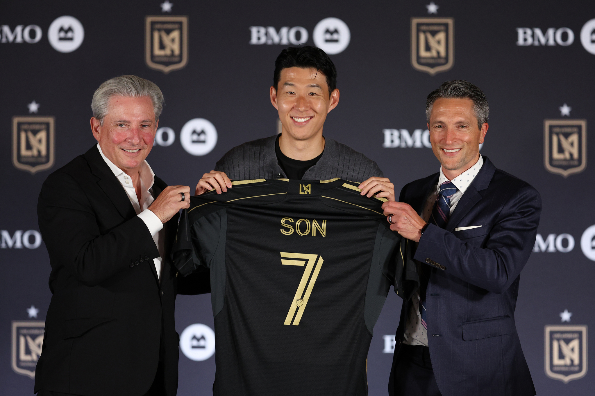손흥민(가운데)이 LAFC 입단 기자회견에서 유니폼을 들고 기념촬영을 하고 있다. [사진 LAFC]